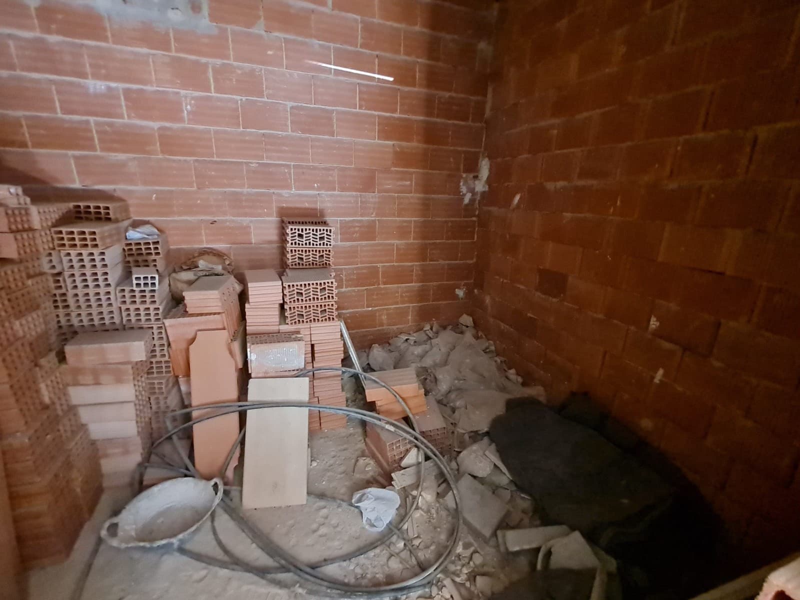 6 bedroom Townhouse for sale in Pinoso - € 114,995 (Ref: 9609372)