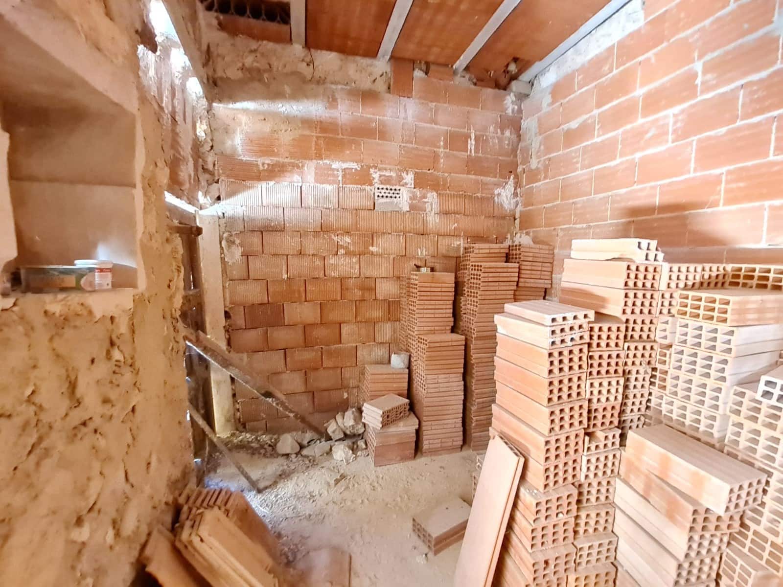 6 bedroom Townhouse for sale in Pinoso - € 114,995 (Ref: 9609372)