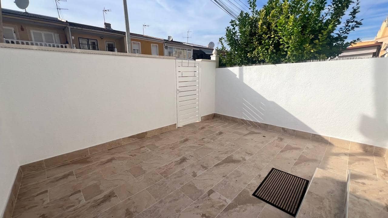 3 soveværelse Byhus til salg i Torrevieja med swimmingpool - € 229.000 (Ref: 9609395)