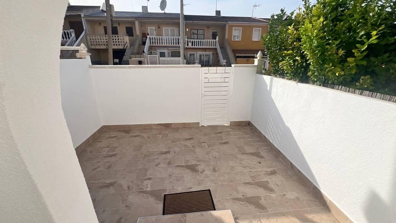 3 soveværelse Byhus til salg i Torrevieja med swimmingpool - € 229.000 (Ref: 9609395)