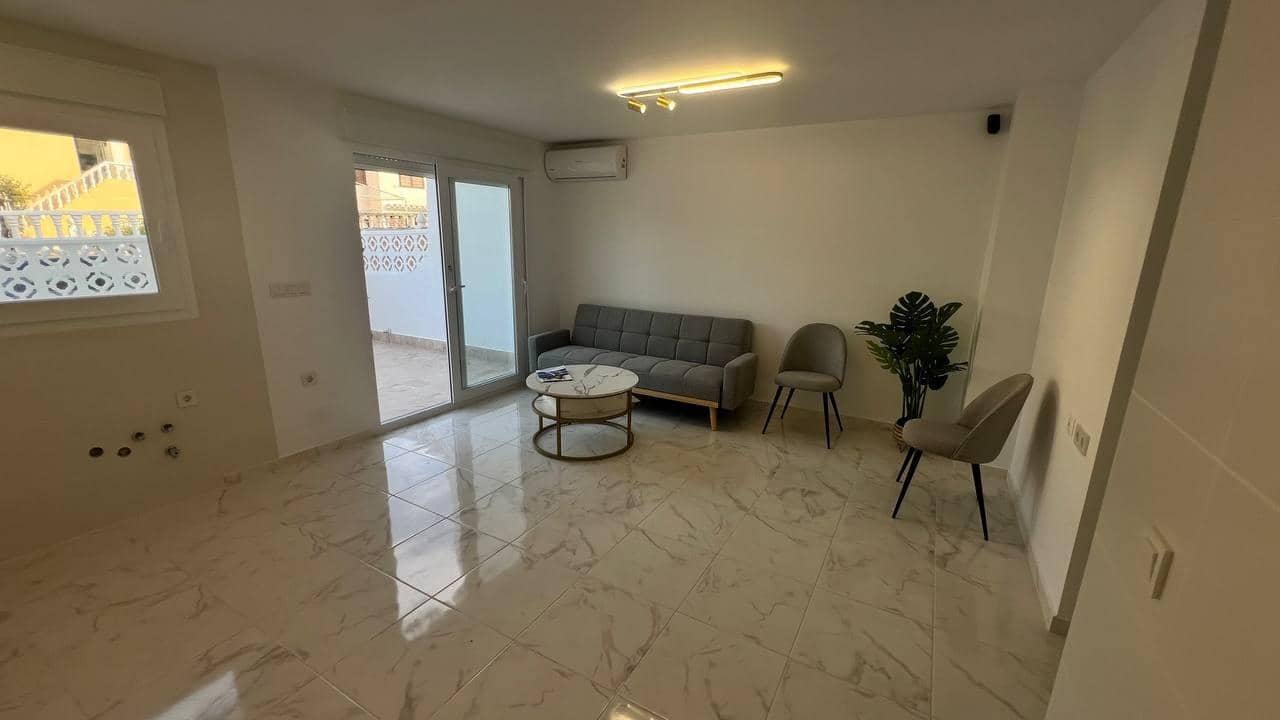 3 soveværelse Byhus til salg i Torrevieja med swimmingpool - € 229.000 (Ref: 9609395)