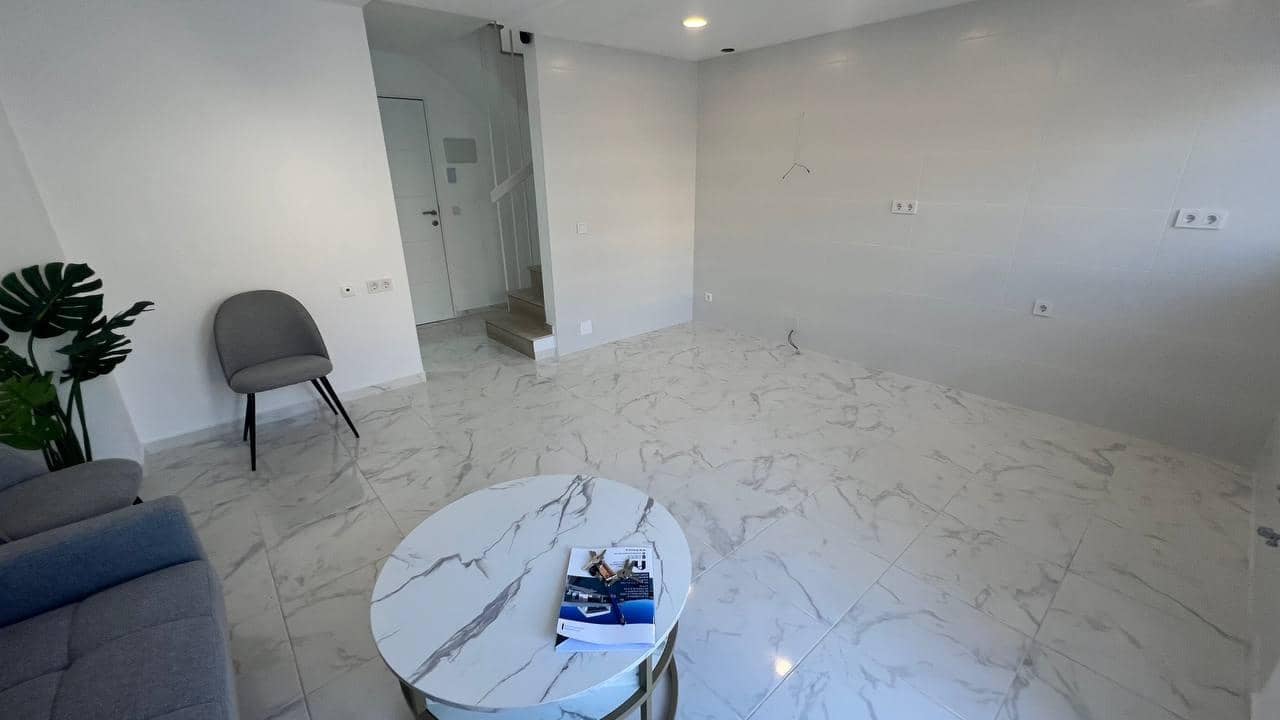 3 soveværelse Byhus til salg i Torrevieja med swimmingpool - € 229.000 (Ref: 9609395)