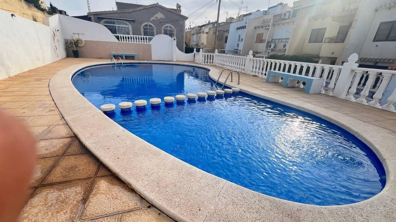 3 soveværelse Byhus til salg i Torrevieja med swimmingpool - € 229.000 (Ref: 9609395)