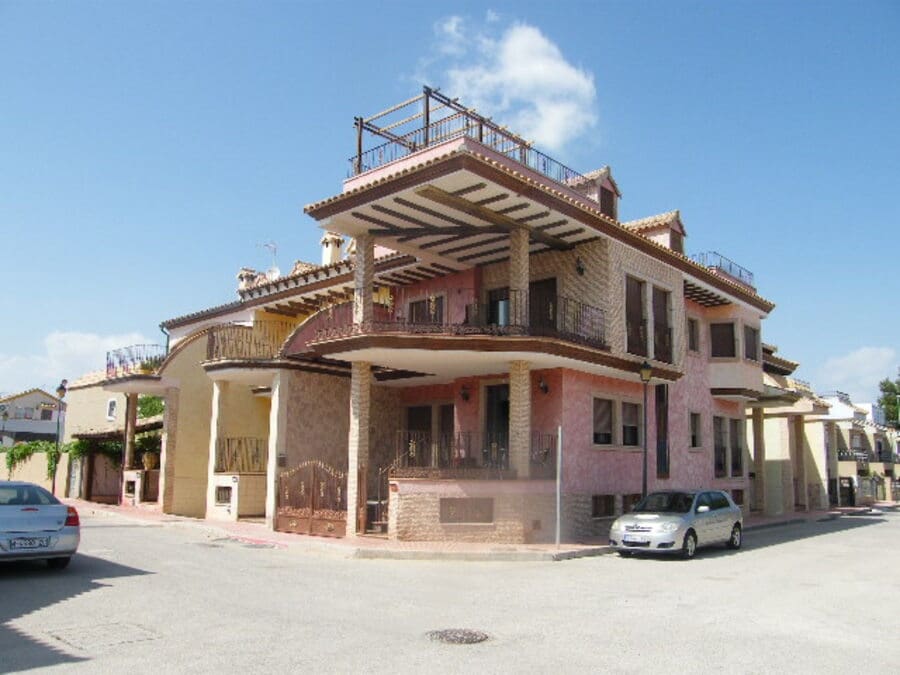 6 bedroom Townhouse for sale in Almoradi - € 369,000 (Ref: 9615656)