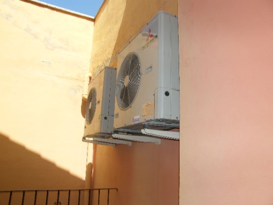 6 bedroom Townhouse for sale in Almoradi - € 369,000 (Ref: 9615656)
