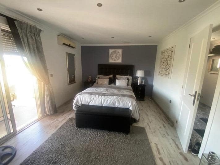 5 bedroom Villa for sale in Albatera with pool - € 399,950 (Ref: 9615798)