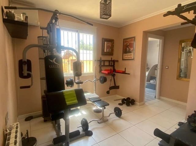 5 bedroom Villa for sale in Albatera with pool - € 399,950 (Ref: 9615798)