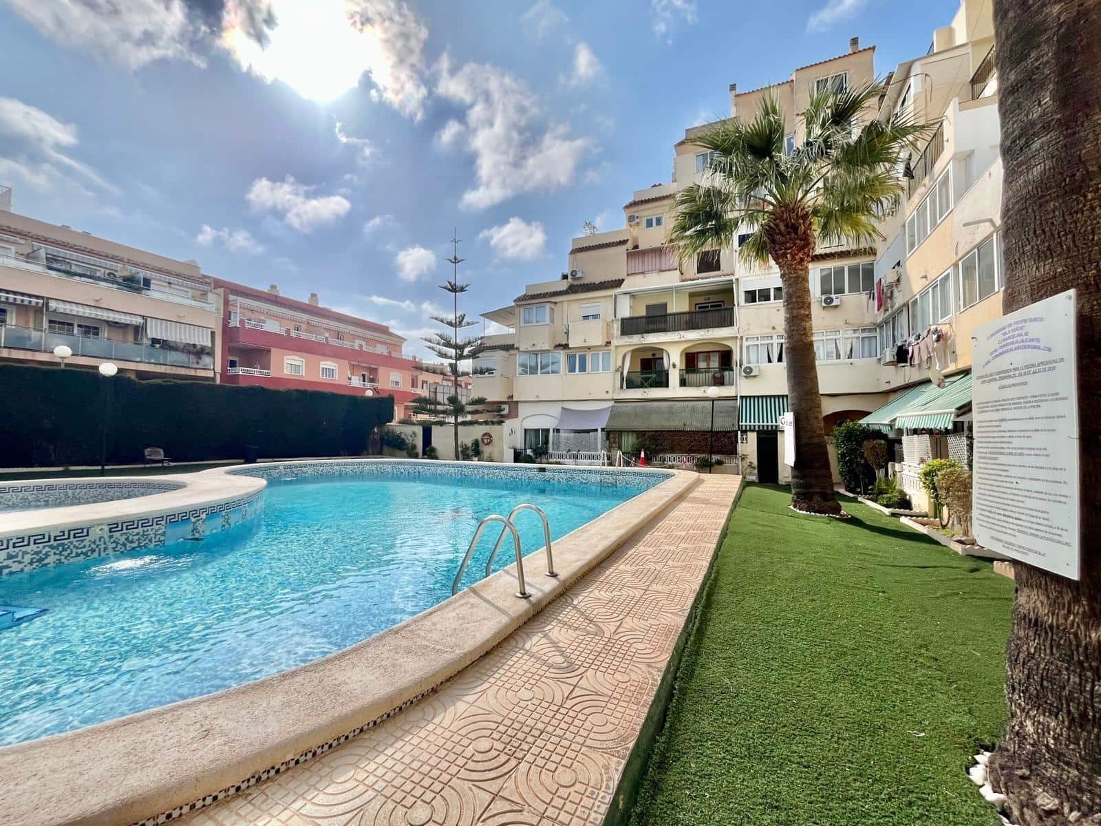 Huoneisto myytävänä paikassa Torrevieja mukana uima-altaan - 82 000 € (Ref: 9663812)