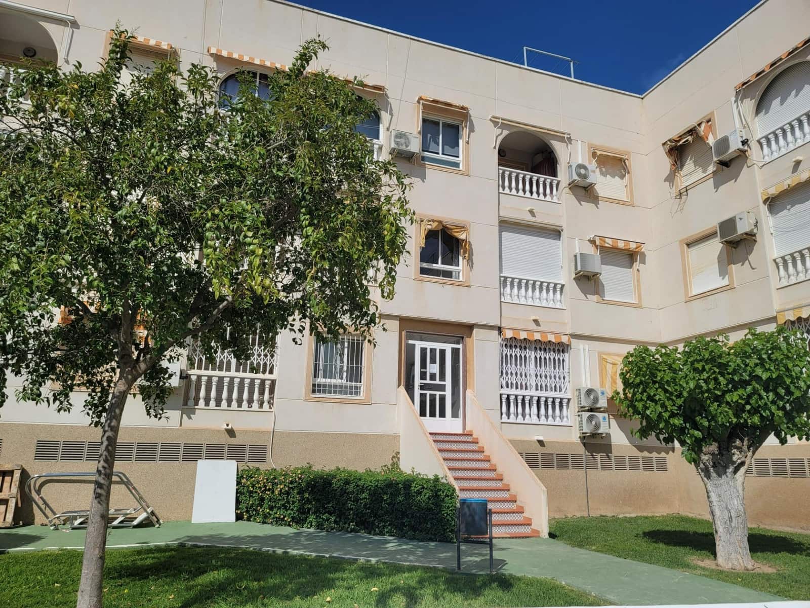 3 slaapkamer Penthouse te koop in Torrevieja met zwembad - € 159.500 (Ref: 9666625)