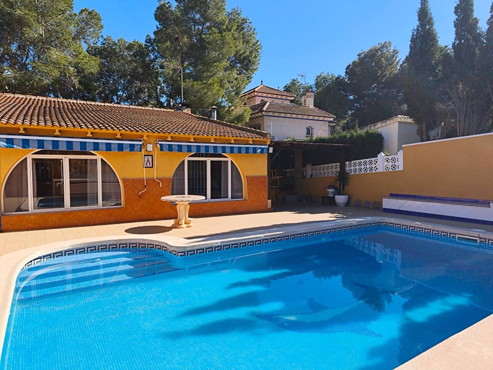 4 bedroom Villa for sale in La Siesta with pool - € 450,000 (Ref: 9682539)