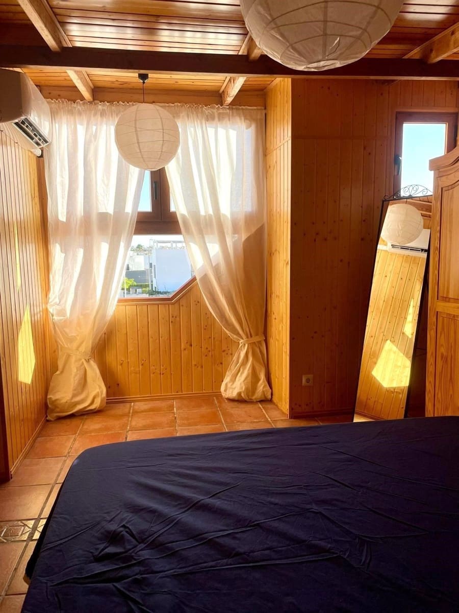 2 bedroom Penthouse for sale in Torrevieja with pool - € 132,000 (Ref: 9682551)