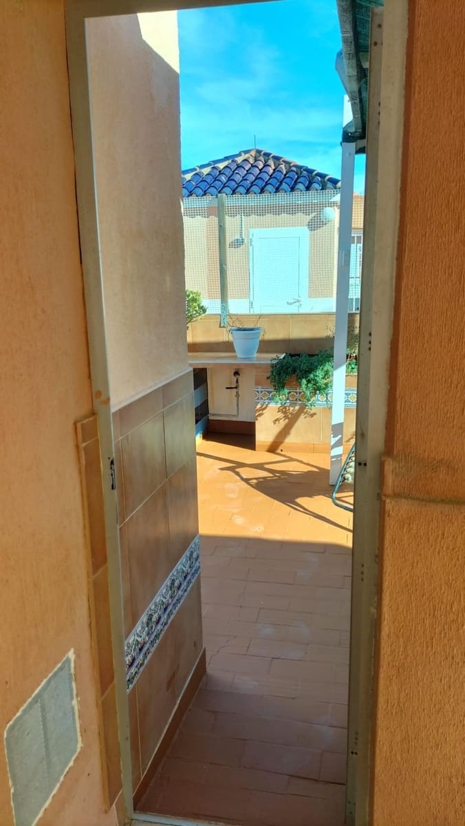 2 bedroom Apartment for sale in Torrevieja with pool - € 130,000 (Ref: 9682592)