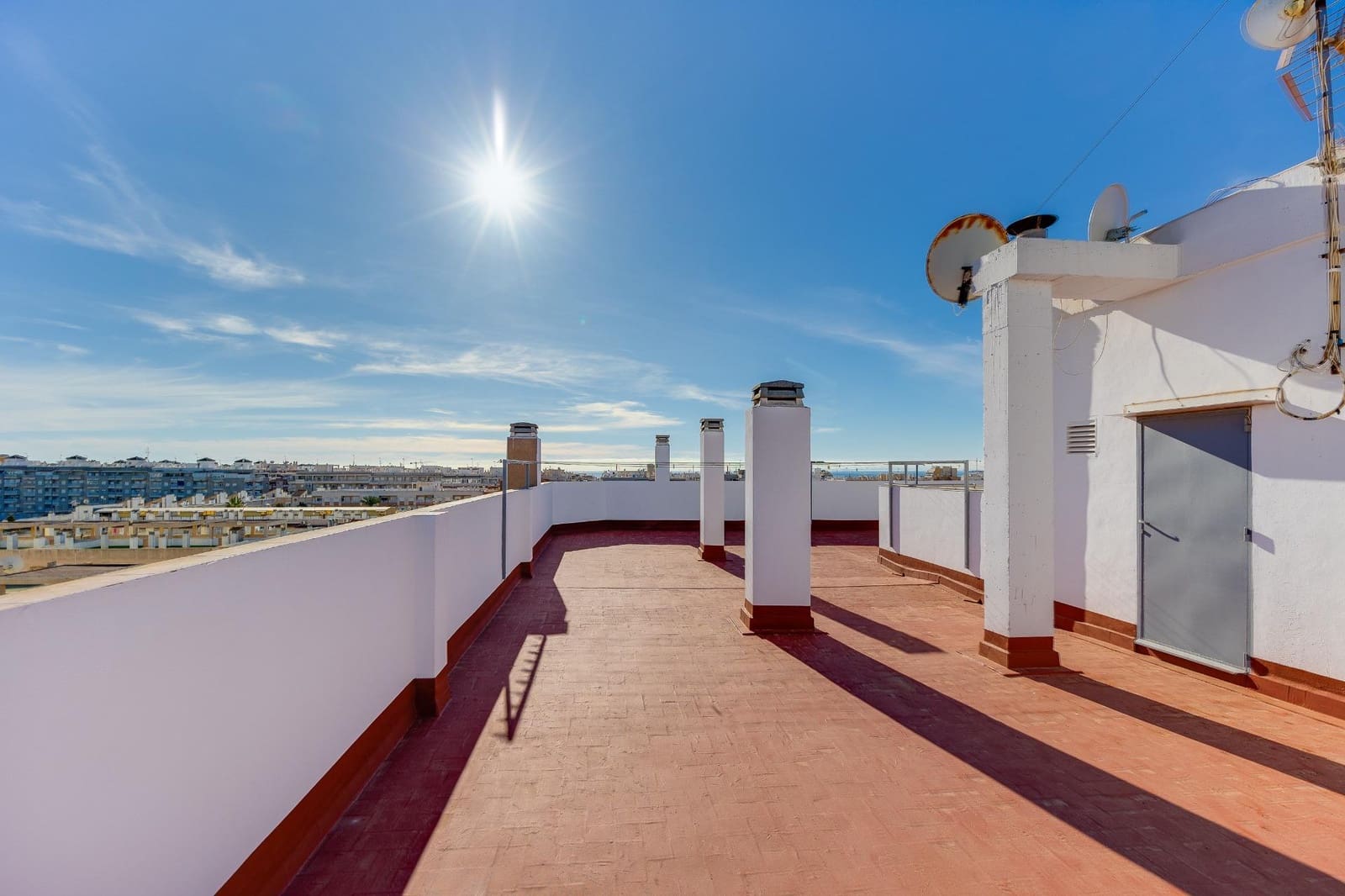 Apartamento de 2 habitaciones en Torrevieja en venta con piscina - 129.900 € (Ref: 9682598)