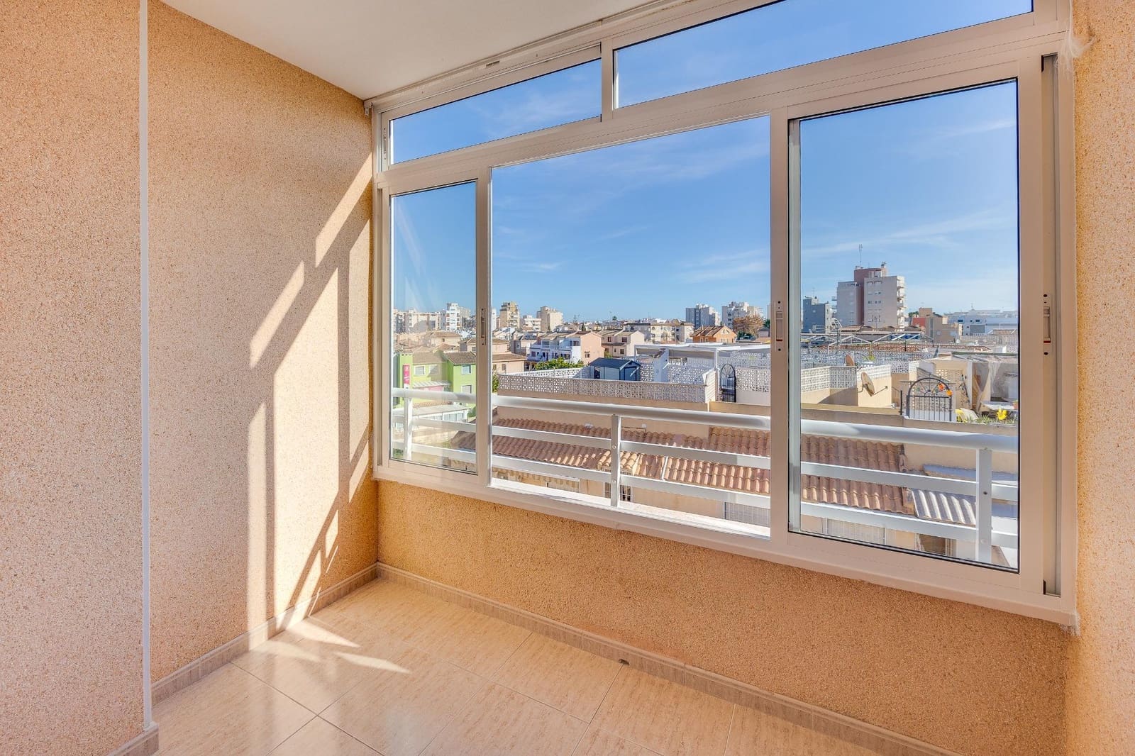 Apartamento de 2 habitaciones en Torrevieja en venta con piscina - 129.900 € (Ref: 9682598)