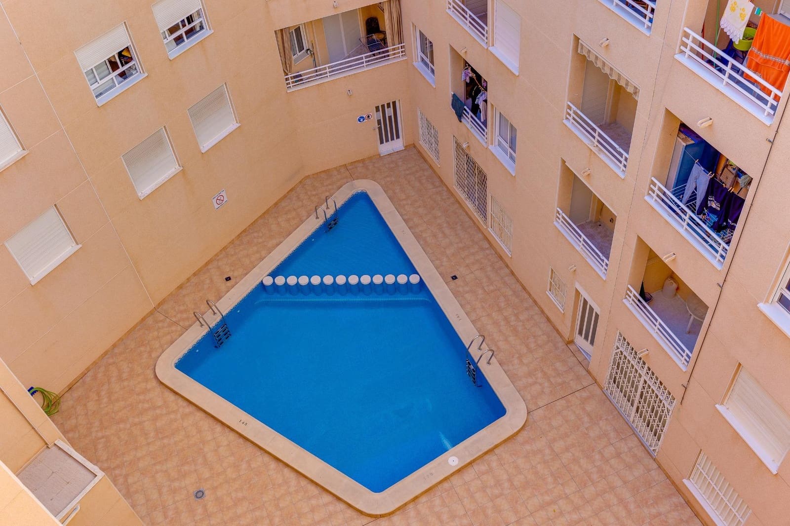 Apartamento de 2 habitaciones en Torrevieja en venta con piscina - 129.900 € (Ref: 9682598)