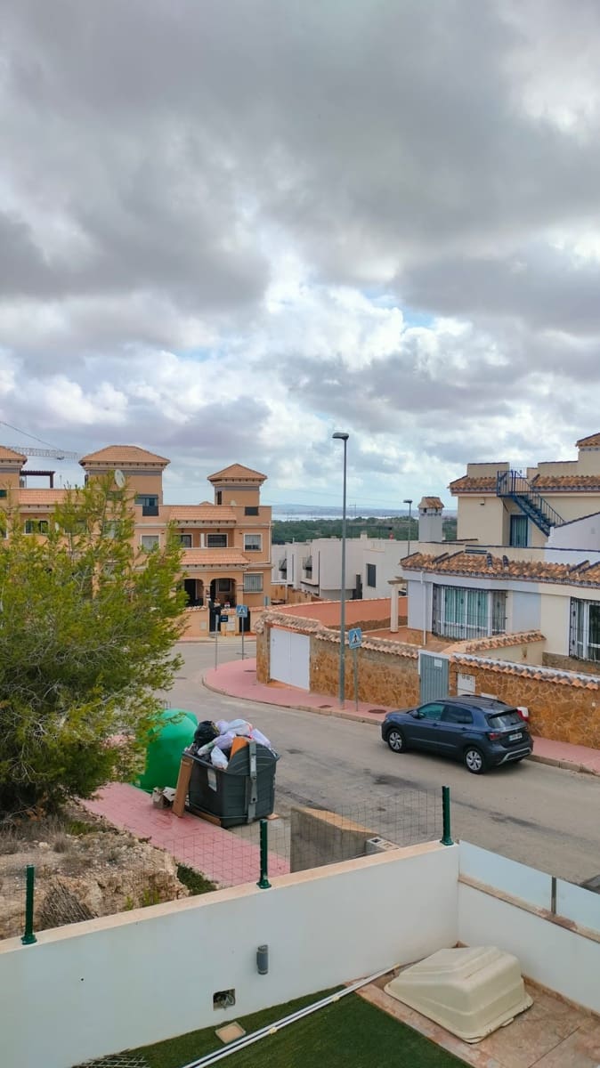 2 soverom Rekkehus til salgs i Orihuela Costa med svømmebasseng garasje - € 280 000 (Ref: 9686652)