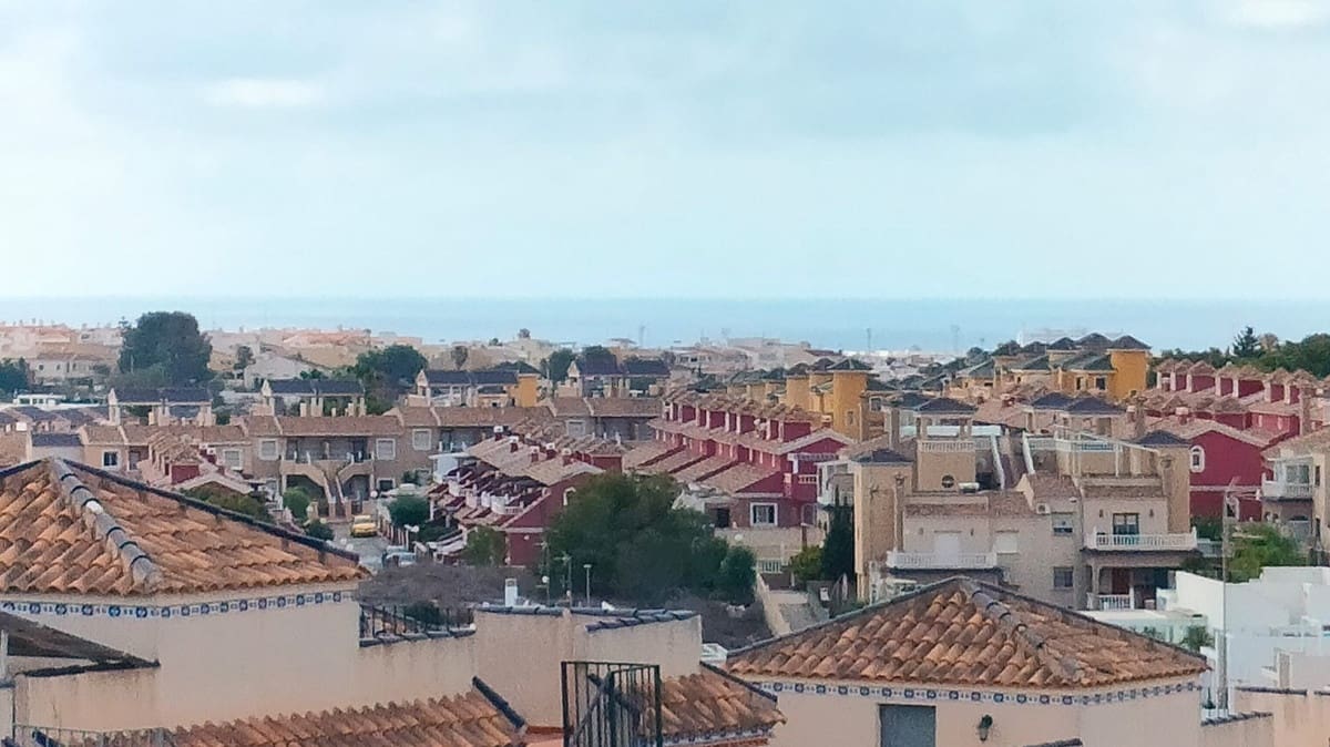 2 soverom Rekkehus til salgs i Orihuela Costa med svømmebasseng garasje - € 280 000 (Ref: 9686652)