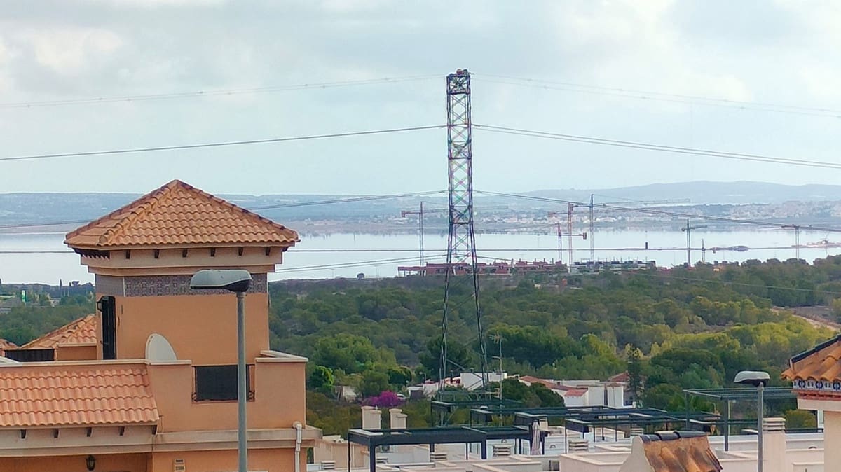 2 soverom Rekkehus til salgs i Orihuela Costa med svømmebasseng garasje - € 280 000 (Ref: 9686652)