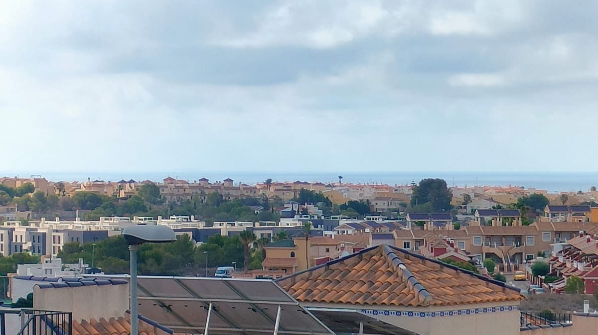 2 soverom Rekkehus til salgs i Orihuela Costa med svømmebasseng garasje - € 280 000 (Ref: 9686652)