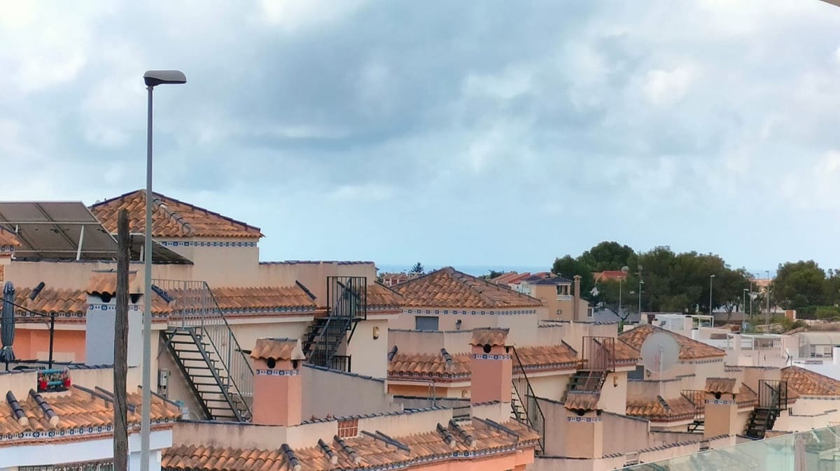 2 soverom Rekkehus til salgs i Orihuela Costa med svømmebasseng garasje - € 280 000 (Ref: 9686652)