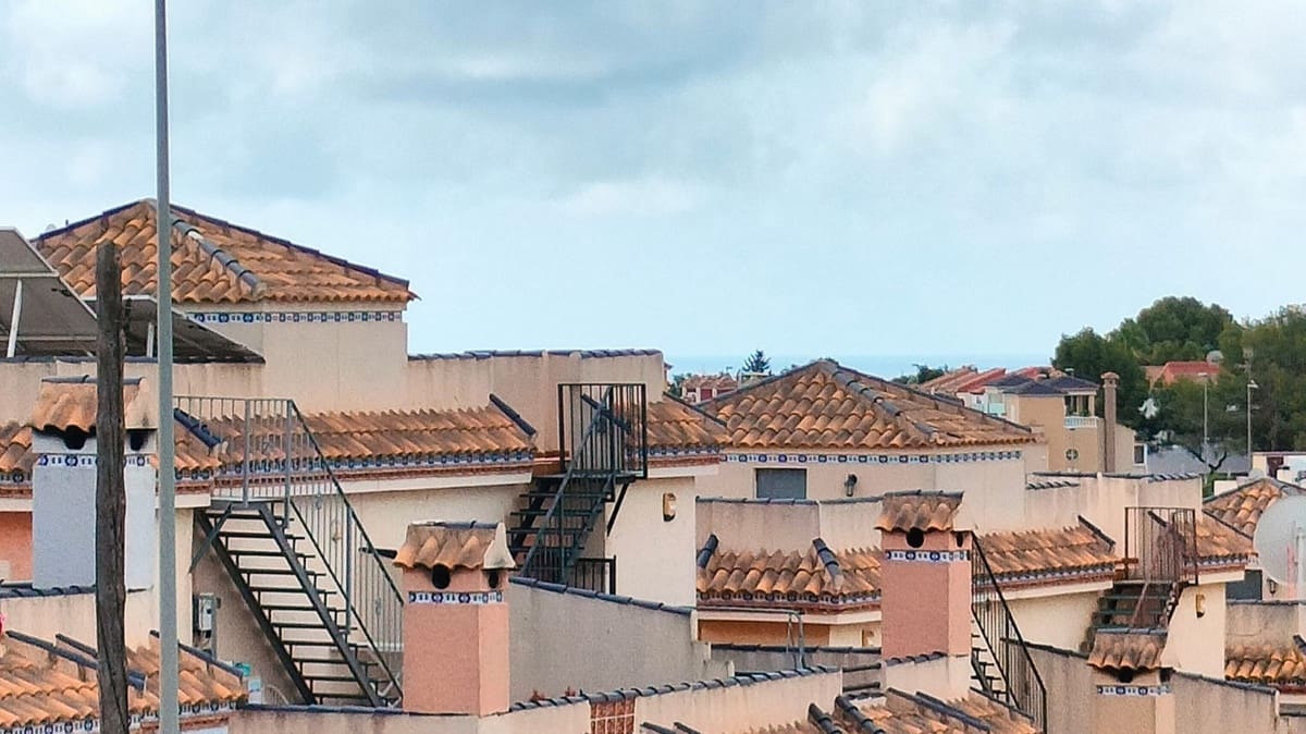 2 soverom Rekkehus til salgs i Orihuela Costa med svømmebasseng garasje - € 280 000 (Ref: 9686652)