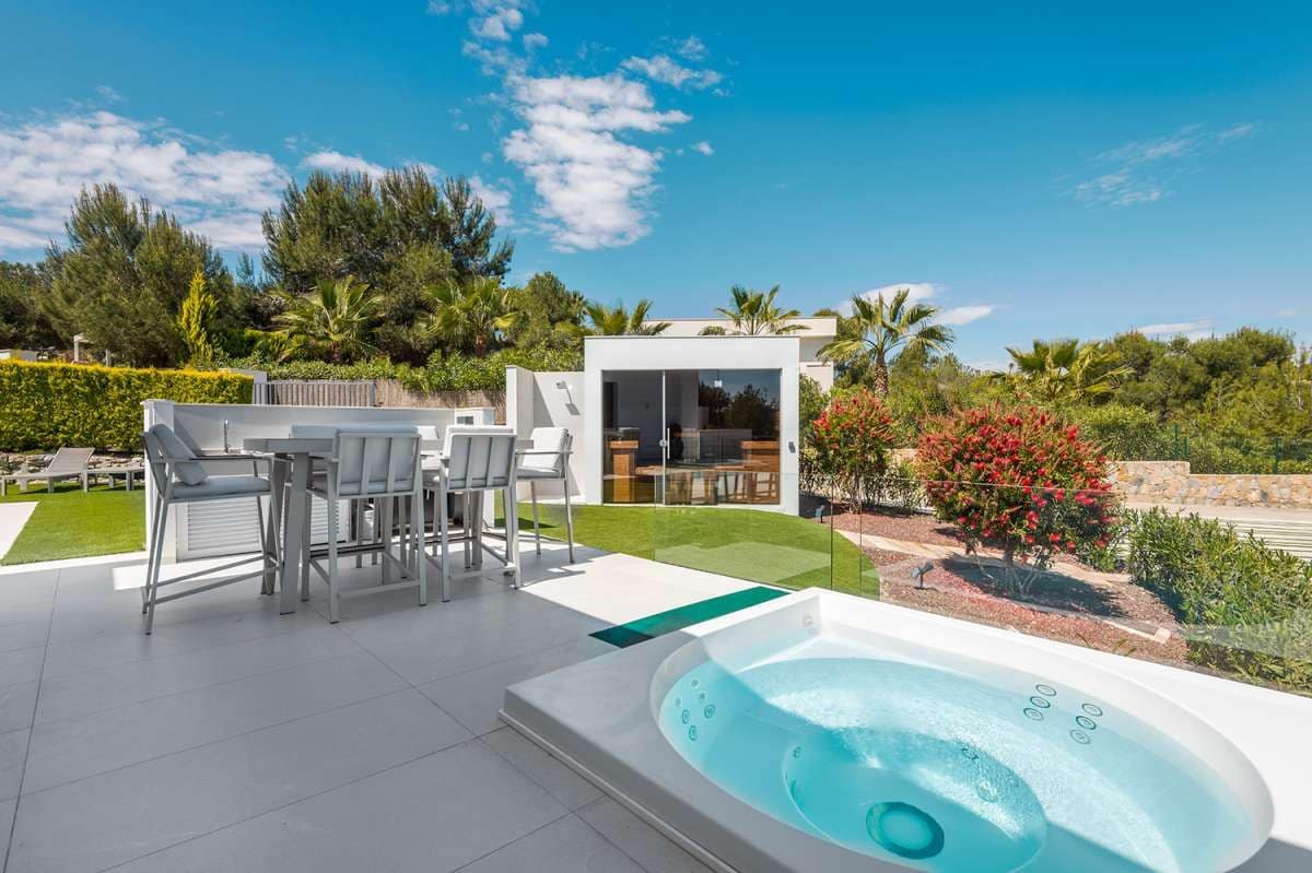 5 Zimmer Villa zu verkaufen in Las Colinas Golf mit Pool Garage - 1.450.000 € (Ref: 9690728)