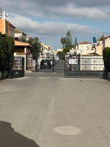 Chalet de 3 habitaciones en La Zenia, Orihuela en venta con piscina - 540.000 € (Ref: 9690736)