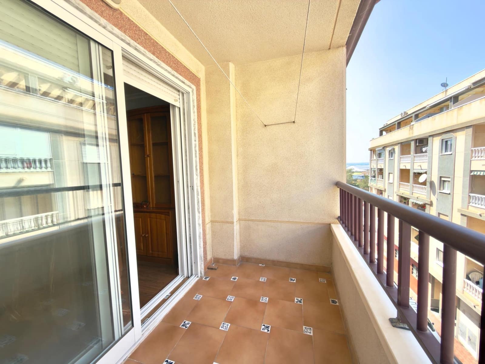 Apartamento de 2 habitaciones en Torrevieja en venta - 130.000 € (Ref: 9720076)