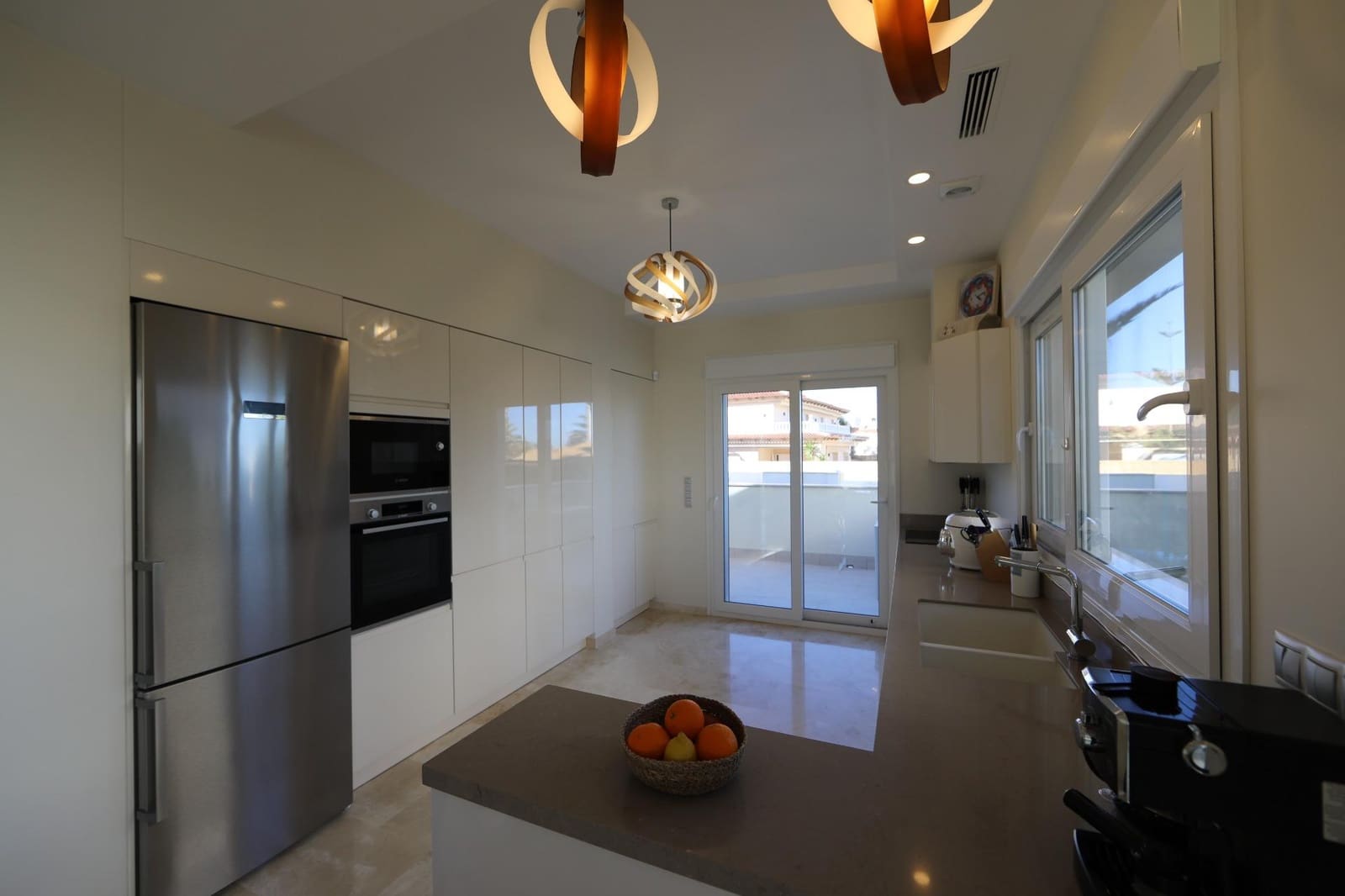 5 slaapkamer Villa te koop in La Zenia met zwembad garage - € 1.500.000 (Ref: 9732234)