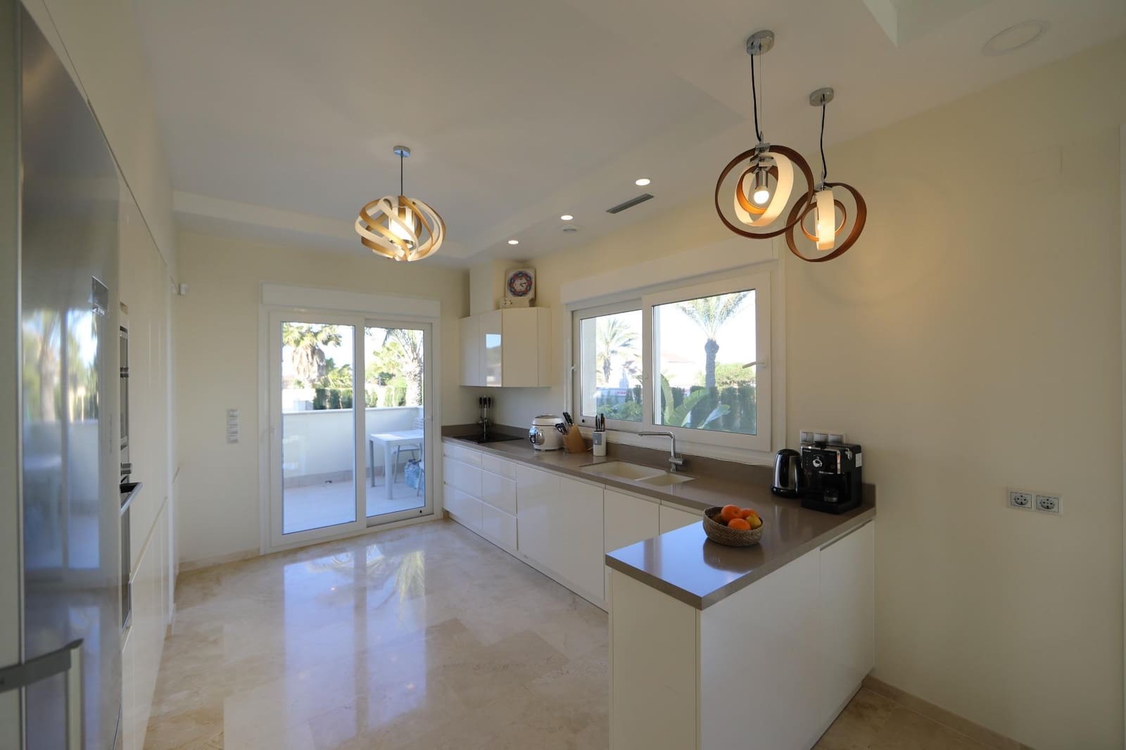 5 slaapkamer Villa te koop in La Zenia met zwembad garage - € 1.500.000 (Ref: 9732234)