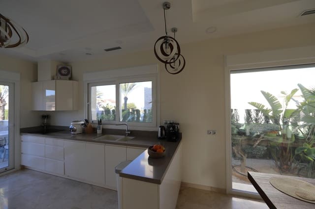 5 slaapkamer Villa te koop in La Zenia, Orihuela met zwembad garage - € 1.500.000 (Ref: 9732234)
