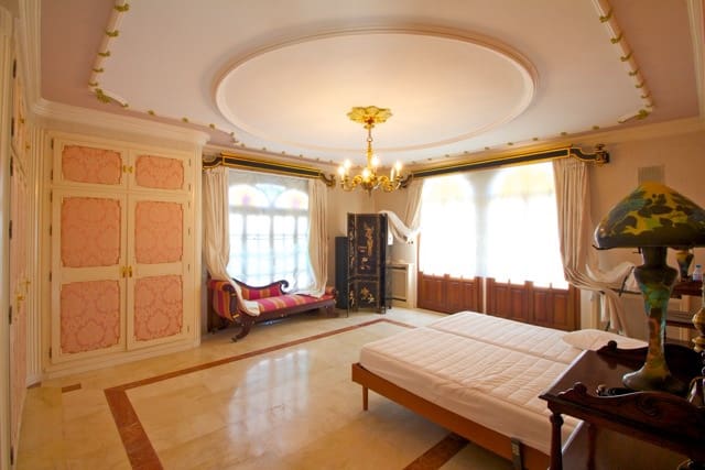 5 bedroom Villa for sale in Villamartin with garage - € 3,200,000 (Ref: 9732290)