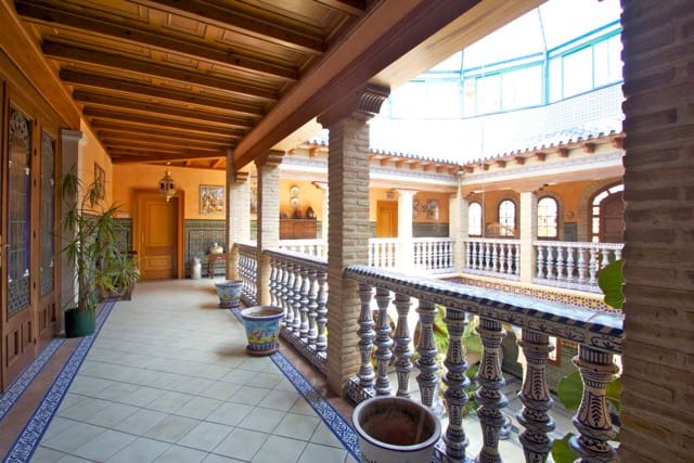 5 bedroom Villa for sale in Villamartin, Orihuela with garage - € 3,200,000 (Ref: 9732290)
