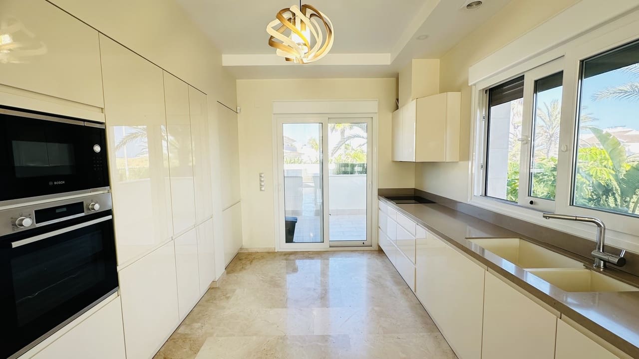 5 sypialnia Willa na sprzedaż w La Zenia - 1 500 000 € (Ref: 9732304)