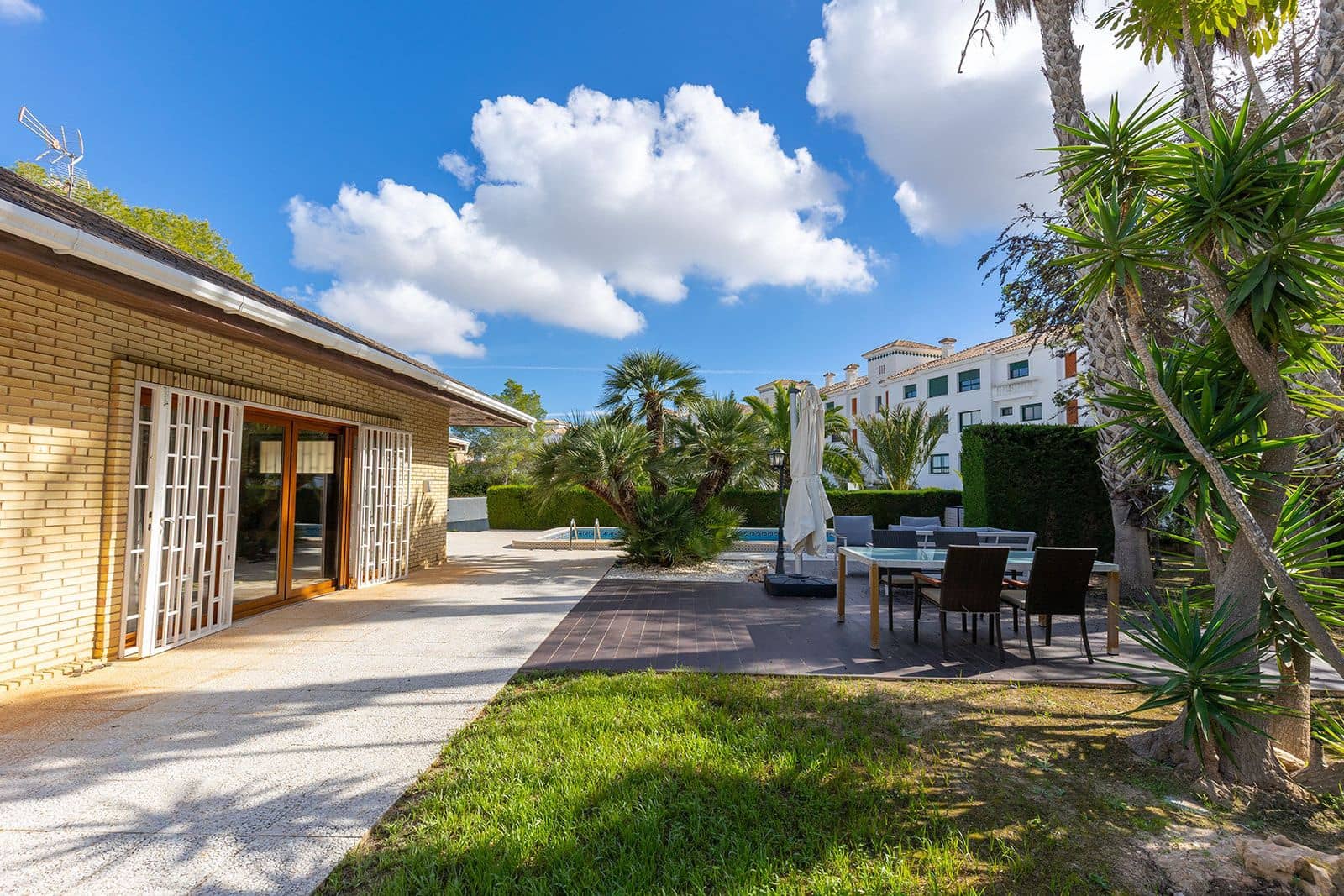 5 bedroom Villa for sale in Filipinas - € 670,000 (Ref: 9732309)