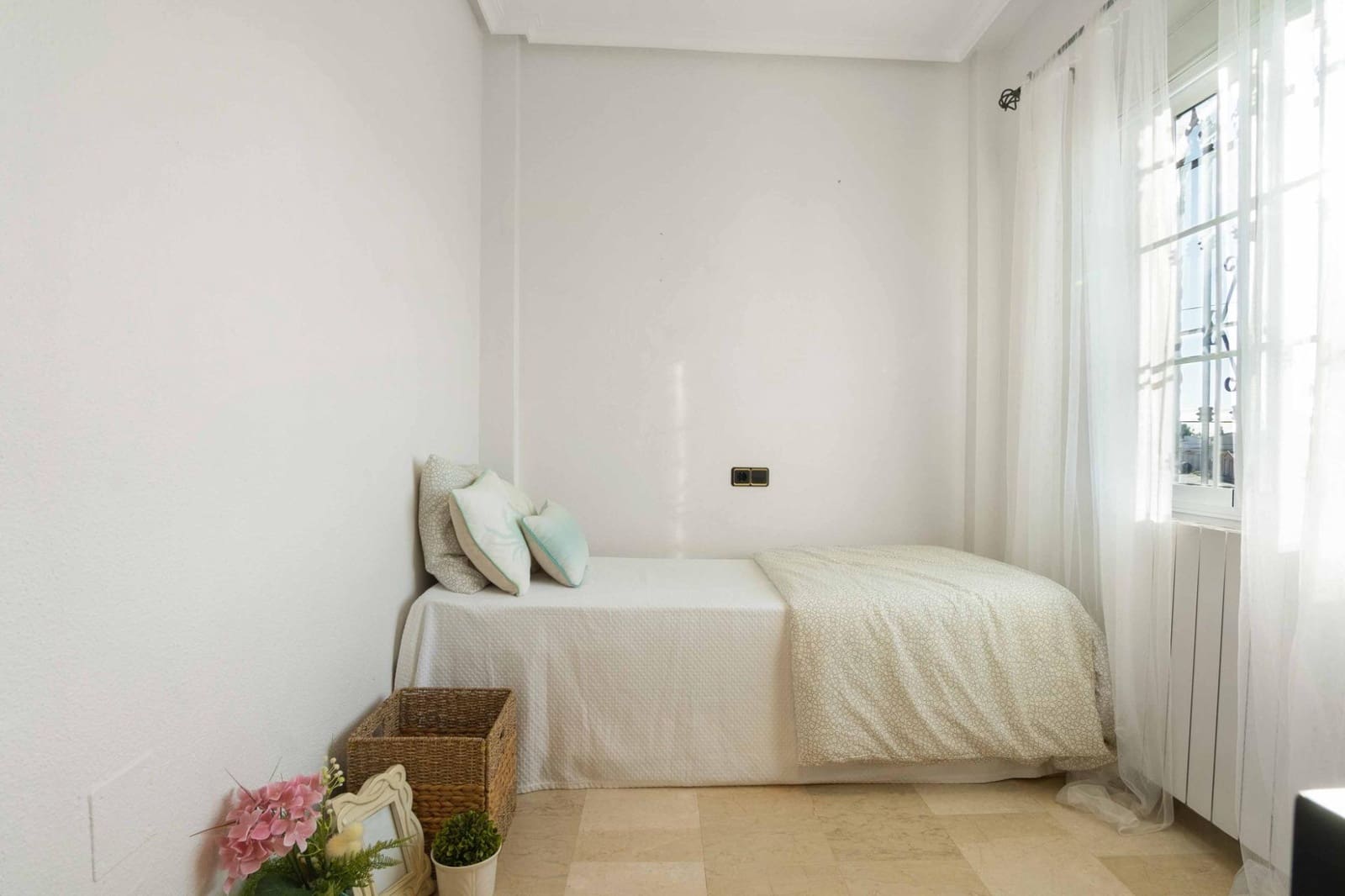 5 bedroom Villa for sale in La Florida with pool - € 350,000 (Ref: 9732364)