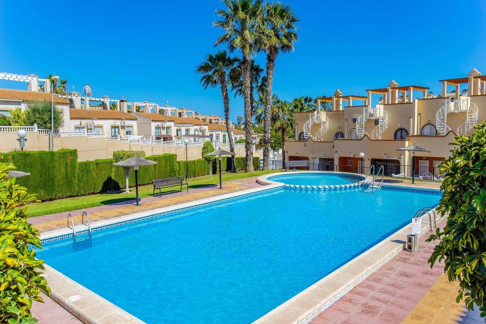 2 makuuhuone Bungalow myytävänä paikassa Orihuela Costa mukana uima-altaan 
autotalli - 145 000 € (Ref: 9745308)