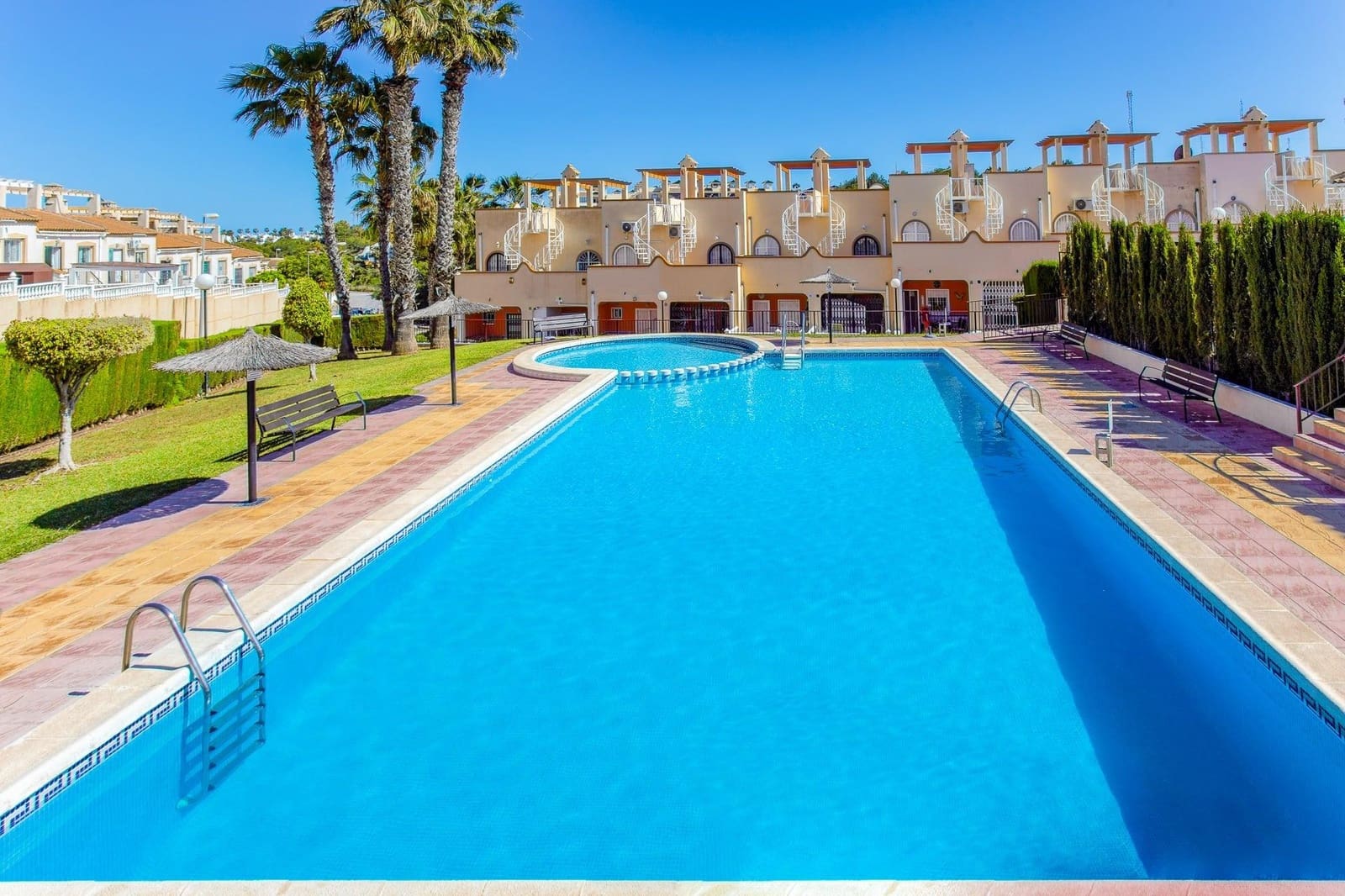 2 makuuhuone Bungalow myytävänä paikassa Orihuela Costa mukana uima-altaan 
autotalli - 145 000 € (Ref: 9745308)