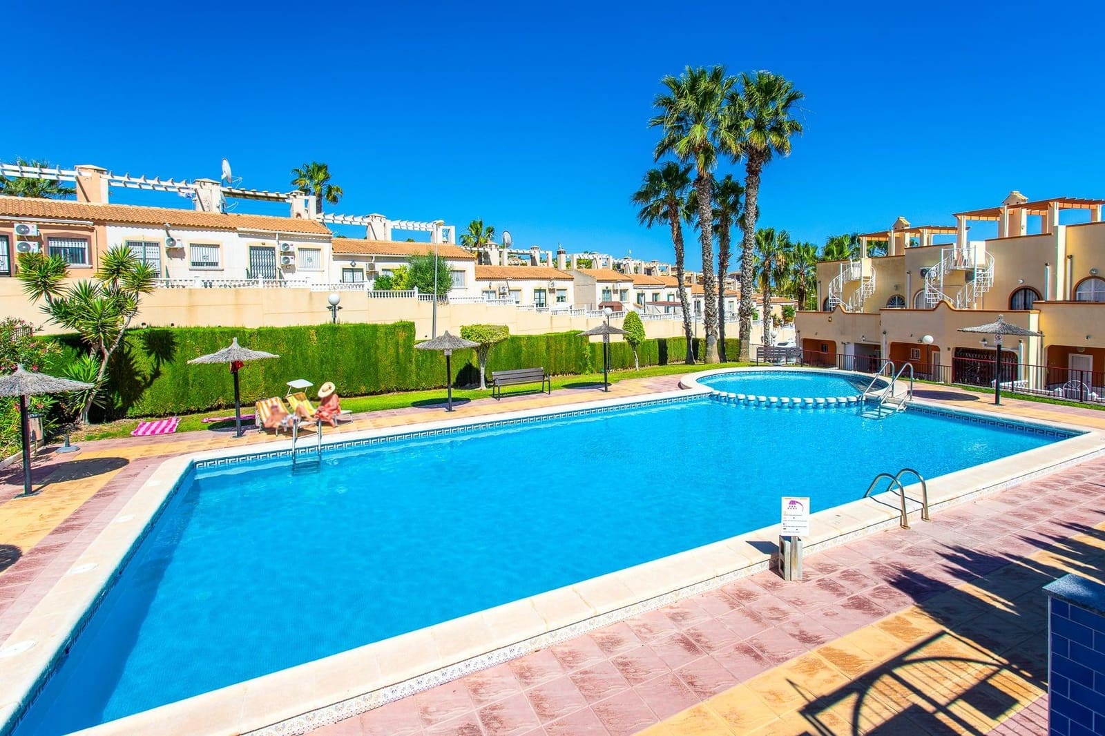 2 makuuhuone Bungalow myytävänä paikassa Orihuela Costa mukana uima-altaan 
autotalli - 145 000 € (Ref: 9745308)