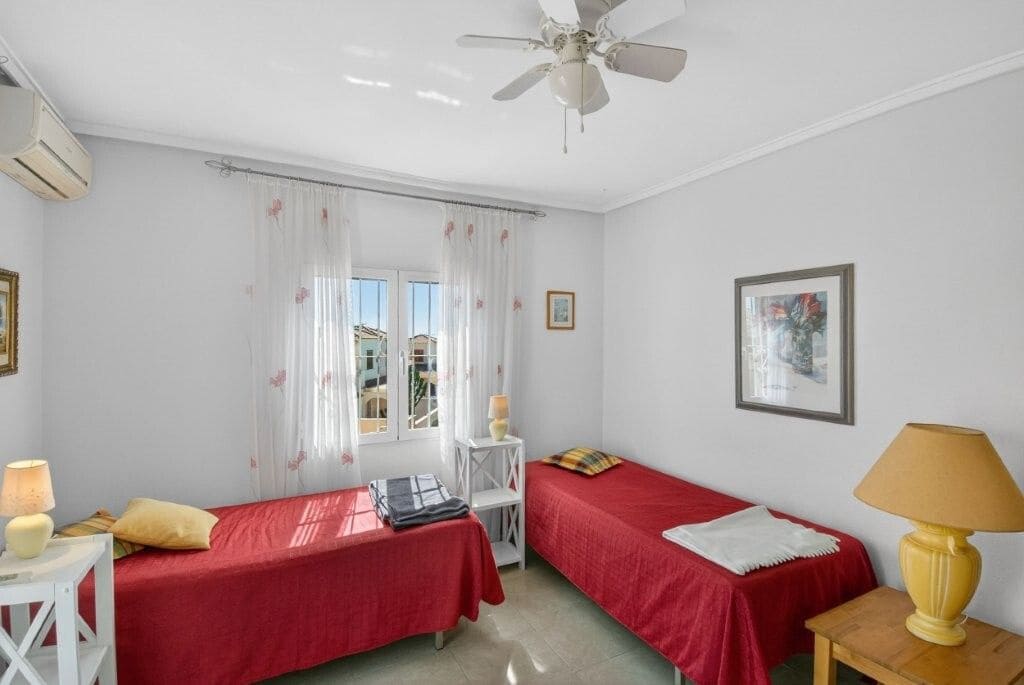 Piso de 3 habitaciones en La Zenia en venta con piscina - 249.000 € (Ref: 9770741)