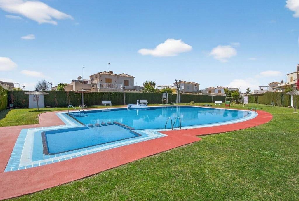 Piso de 3 habitaciones en La Zenia en venta con piscina - 249.000 € (Ref: 9770741)