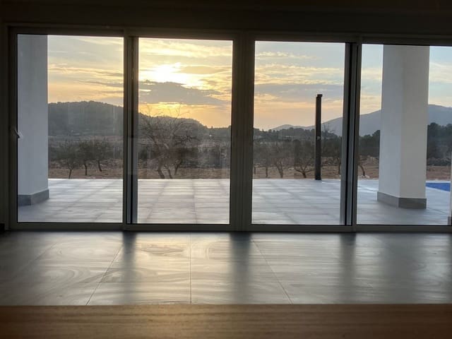 Chalet de 3 habitaciones en Pinoso en venta - 350.000 € (Ref: 9808704)