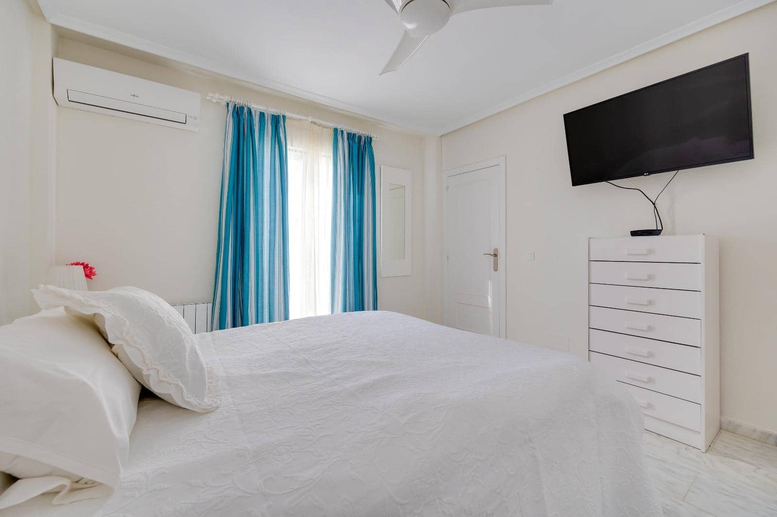 4 Zimmer Villa zu verkaufen in Filipinas mit Pool Garage - 428.000 € (Ref: 9808928)