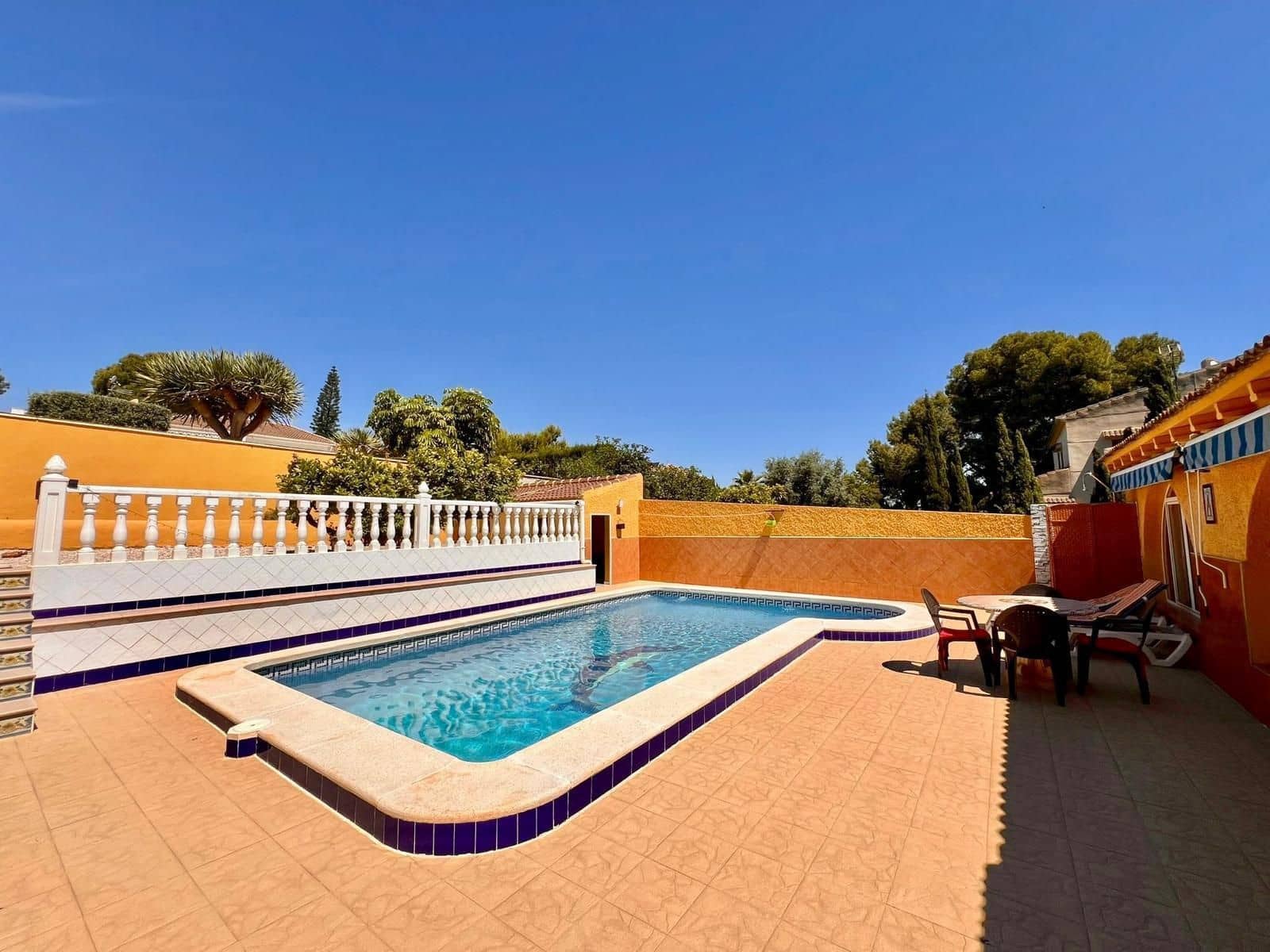 2 soveværelse Villa til salg i La Siesta med swimmingpool - € 420.000 (Ref: 9869095)