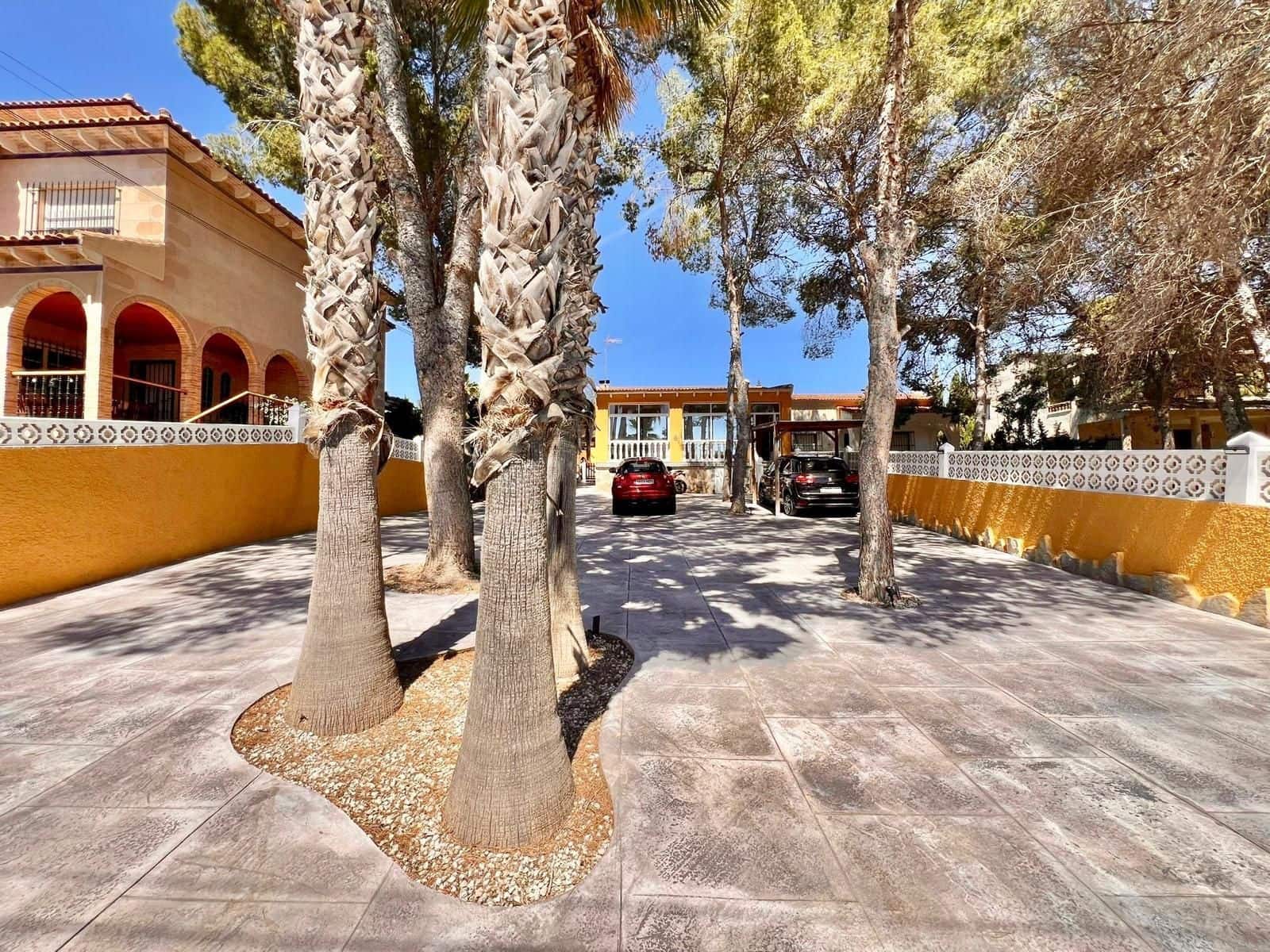 2 soveværelse Villa til salg i La Siesta med swimmingpool - € 420.000 (Ref: 9869095)