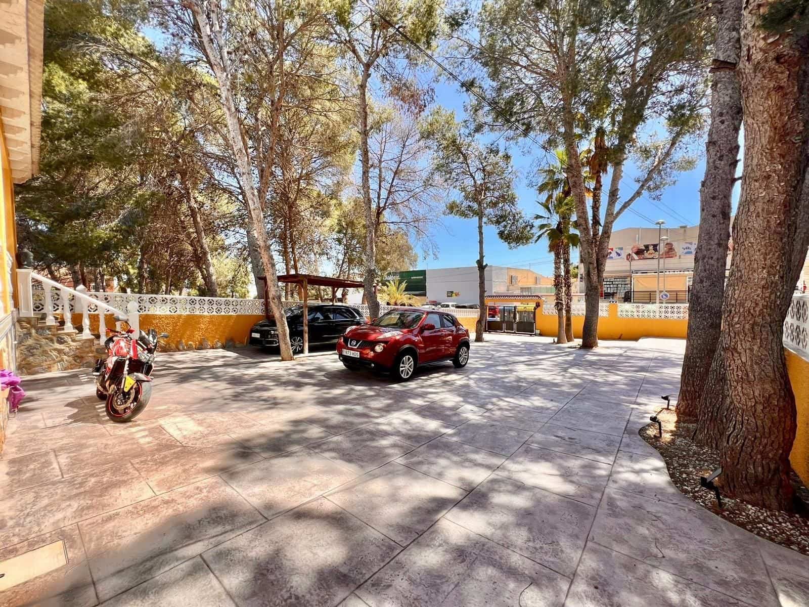 2 soveværelse Villa til salg i La Siesta med swimmingpool - € 420.000 (Ref: 9869095)