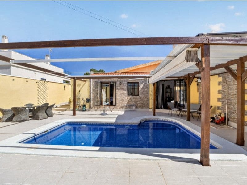 Chalet de 3 habitaciones en Torrevieja en venta - 496.000 € (Ref: 9869139)