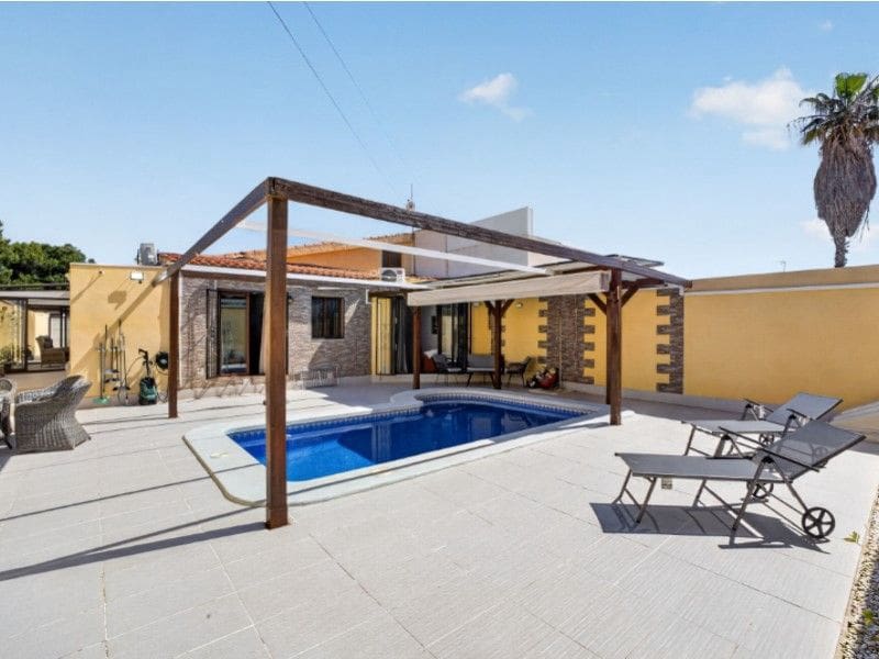 Chalet de 3 habitaciones en Torrevieja en venta - 496.000 € (Ref: 9869139)