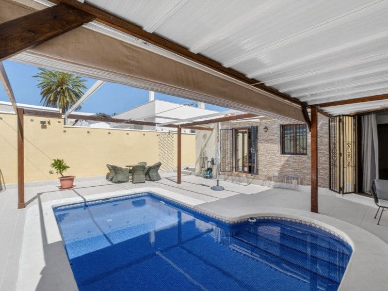 Chalet de 3 habitaciones en Torrevieja en venta - 496.000 € (Ref: 9869139)