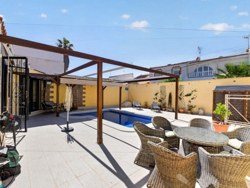 Chalet de 3 habitaciones en Torrevieja en venta - 496.000 € (Ref: 9869139)